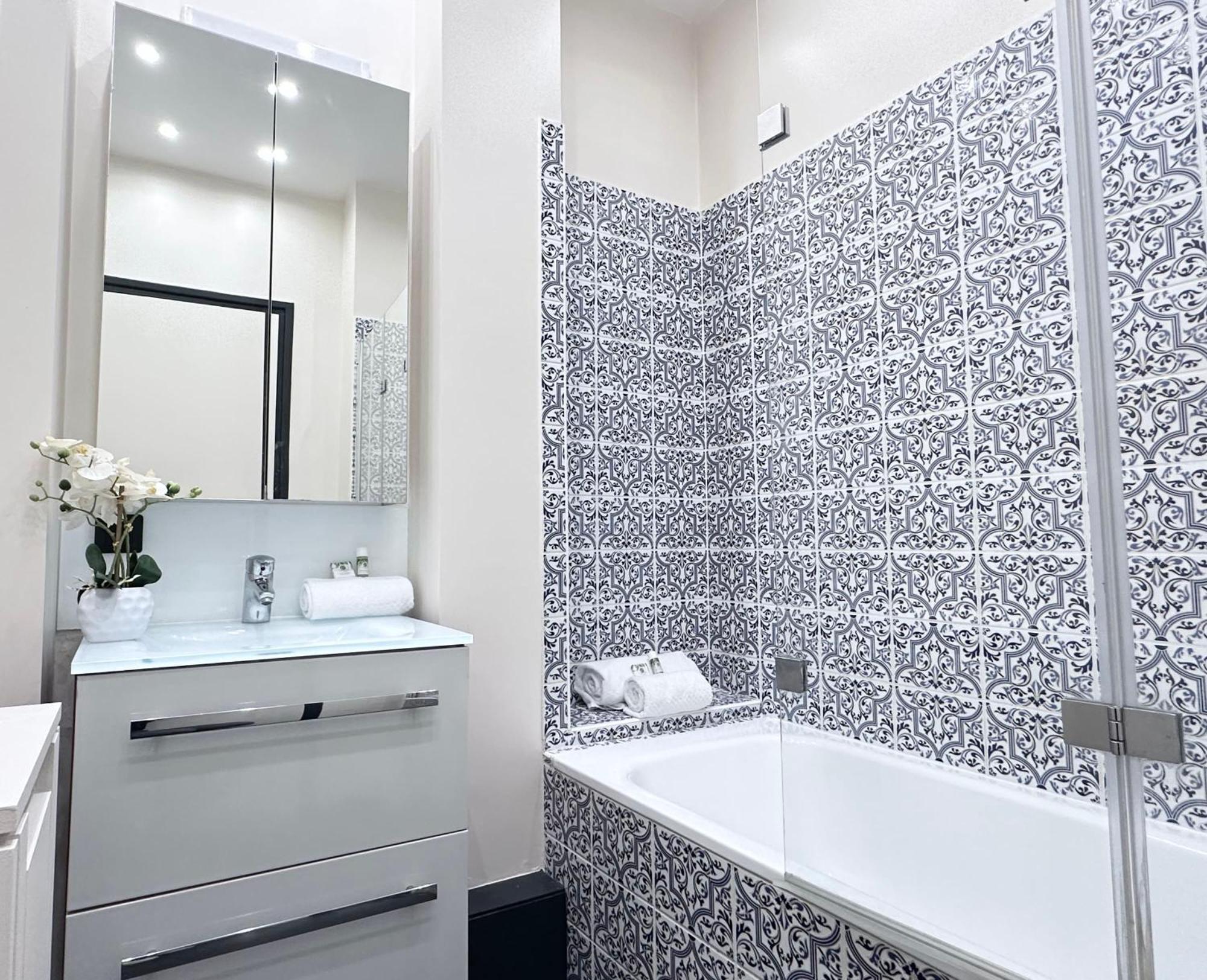 Stylish Apartment With A Balcony In Paris Ngoại thất bức ảnh